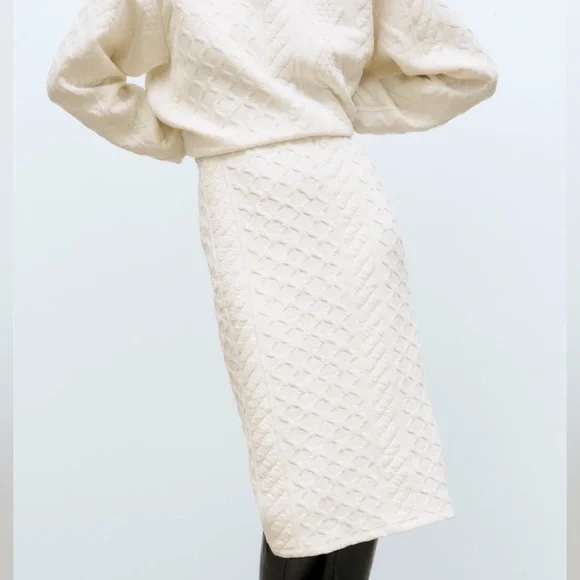 Zara Set - Ecru Quilted Sweatshirt & Skirt - Picture 12 of 17
